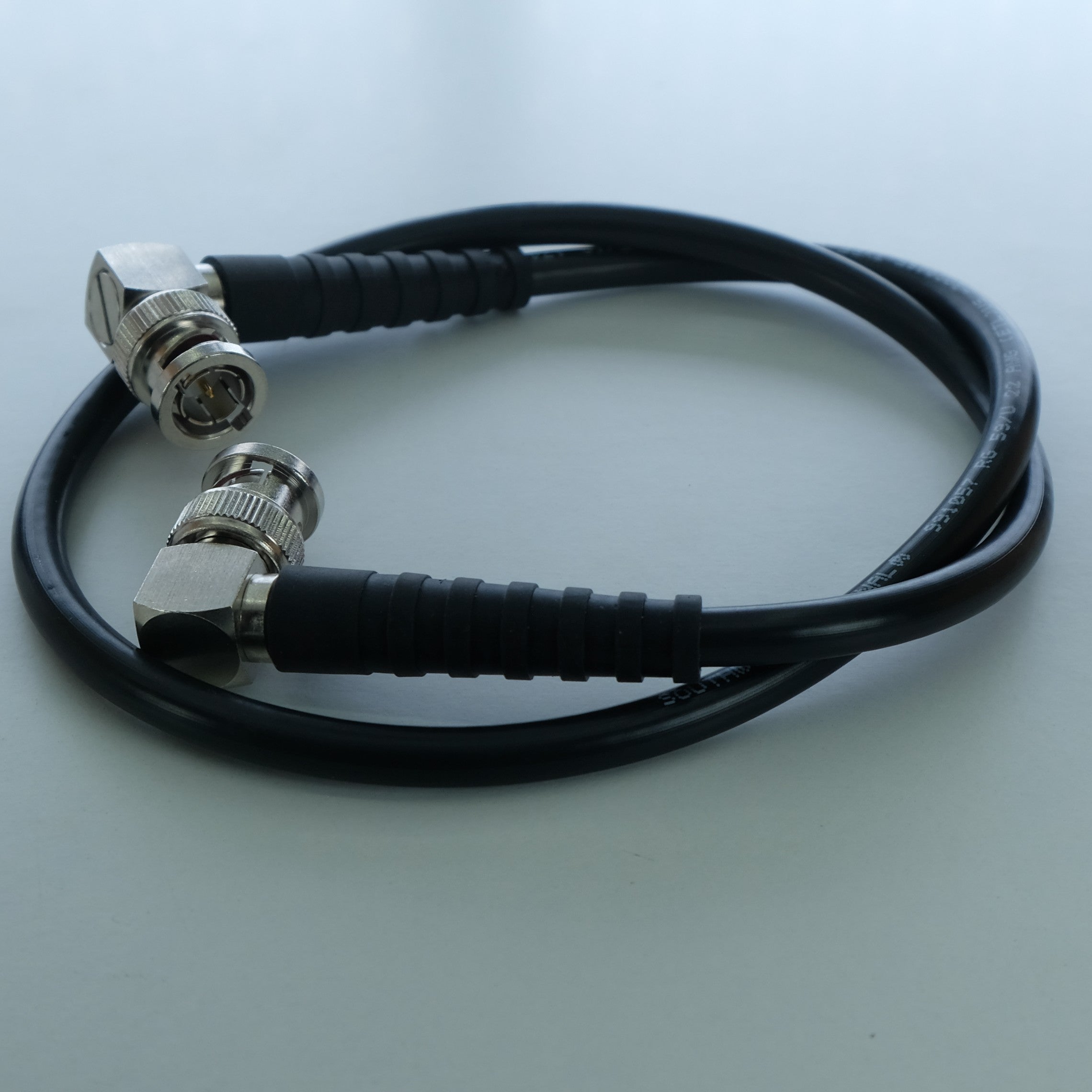 Cordon BNC coudé mâle RG59 75ohm 6GHz 61cm 115104-15-24.00 Amphenol RF - Distri-Compo