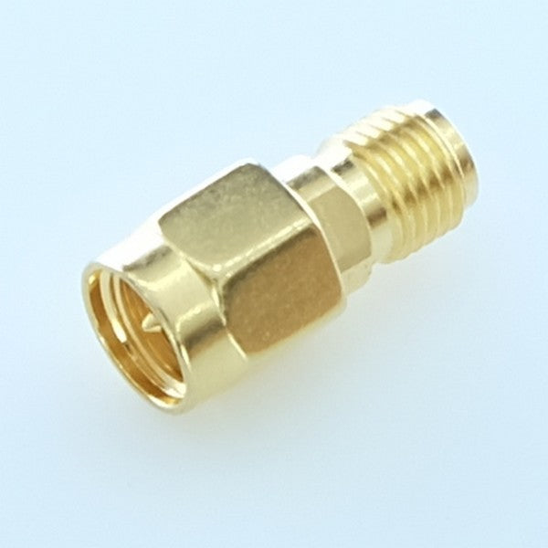 Adaptateur SMA mâle vers SMA RP femelle 50Ohm 132171RP Amphenol